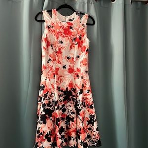 Coral, White, and Black floral Slv/less dress. Fit & Flare. Roz &Ali Sz 8